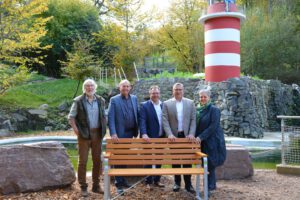 Übergabe der neuen Ruhebank in der Brillenpinguin-Bucht: Zoodirektor Dr. Norbert Fritsch (von links), Beigeordneter Thomas Hans, Jörg Welter, Vorstandsvorsitzender der Sparkasse Neunkirchen, KEW-Vorstand Marcel Dubois und Marie-Elisabeth Denzer, Leiterin der VSE Unternehmenskommunikation.