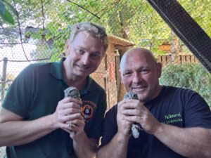 Das Bild zeigt Zoodirektor Konstantin Ruske gemeinsam mit Falknereinhaber Bernd Kinder und zwei jungen Steinkäuzen
